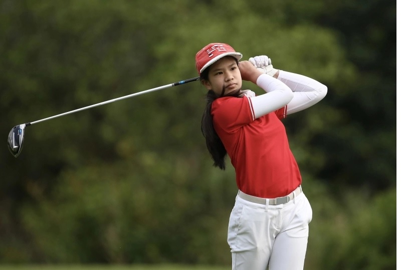 Anh Minh (trái) và Đặng Minh trong tuyển golf Việt Nam dự SEA Games 31 tại sân Heron Lake, Vĩnh Phúc